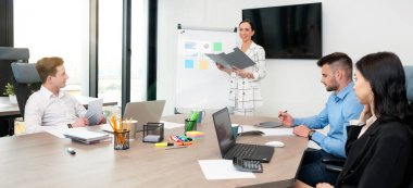 Birlikte çalışan iş adamları. Takım liderini iş toplantısında dinliyor.