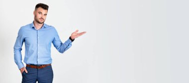 İş adamı, profesyonel, fotokopi arkaplanı olan stüdyo çekimleri