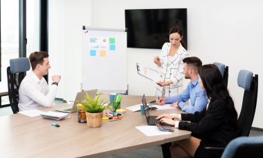 Birlikte çalışan iş adamları. Takım liderini iş toplantısında dinliyor.