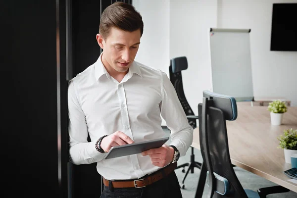 Επιχειρηματίας Στο Γραφείο Όμορφος Διαχειριστής Στέκεται Δίπλα Στο Παράθυρο Tablet — Φωτογραφία Αρχείου