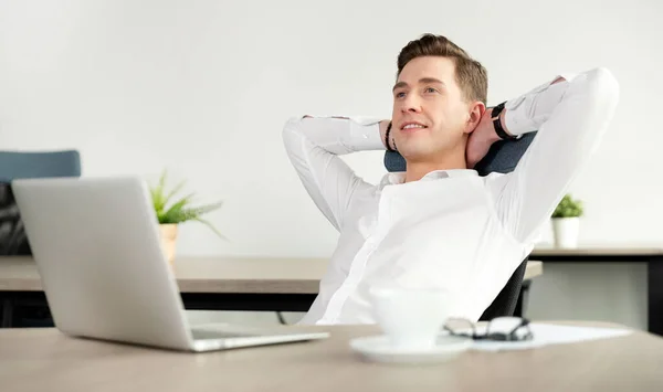 Empresario Relajándose Oficina Después Duro Día Trabajo Feliz Empleado Sentado —  Fotos de Stock