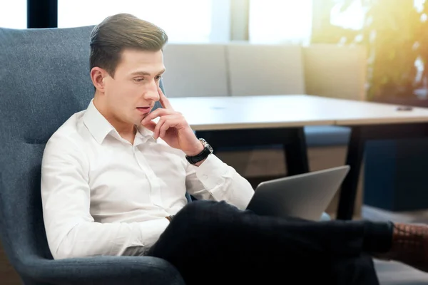 Uomo Affari Che Lavora Ufficio Mmanager Focalizzato Sul Lavoro — Foto Stock