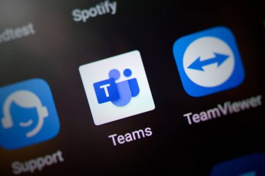Wroclaw, Polonya - NOV 30, 2020: Microsoft Takımları sosyal platform, uzaktan çalışma veya evden öğrenme. Android sisteminde Microsoft Takım uygulama simgesi