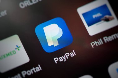 Wroclaw, Polonya - NOV 30, 2020: PayPal bir çevrimiçi elektronik ödeme sistemidir. Android sisteminde Paypal uygulama simgesi