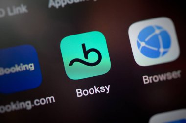 Wroclaw, Polonya - NOV 30, 2020: Android sisteminde Booksy simgesi. Kuaför, berber randevusu başvurusu.