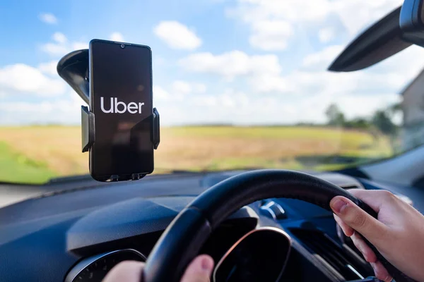 Wroclaw Poland Aug 2020 Uber Driver Holding Smartphone Car Uber正在为乌克兰的交通运输提供共享经济服务 — 图库照片