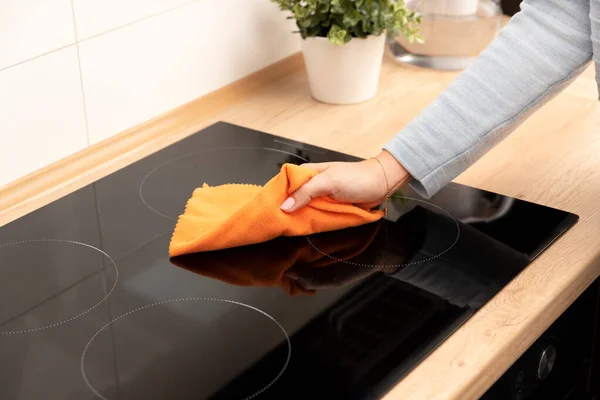 Mujer Limpiando Estufa Inducción Cocina Moderna Con Placa Inducción —  Fotos de Stock