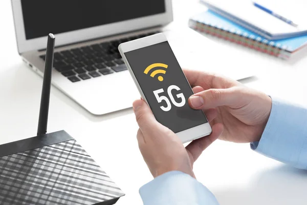 5G技術 高速通信 データ伝送 手持ちスマートフォン — ストック写真