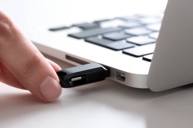 USB flaş bellek elle bağlanıyor. Kalem sürücüsü, flaş bellek kavramı