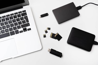 Çoklu depolama aygıtları, kalem sürücüsü, harici USB disk, dizüstü bilgisayardaki hafıza kartları