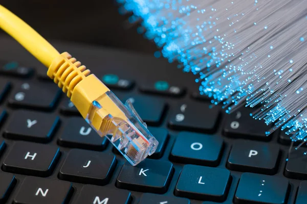 Cable Internet Enchufe Teclado Portátil Concepto Internet Fibra Óptica Alta — Foto de Stock
