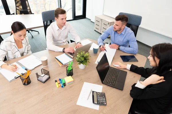 Επιχειρηματίες Που Συνεργάζονται Επαγγελματική Συνάντηση Στην Αίθουσα Συνεδριάσεων — Φωτογραφία Αρχείου