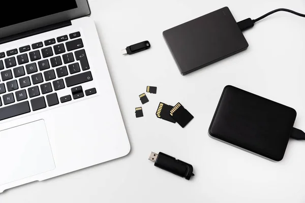 Vários Dispositivos Armazenamento Pendrive Disco Usb Externo Cartões Memória Laptop — Fotografia de Stock