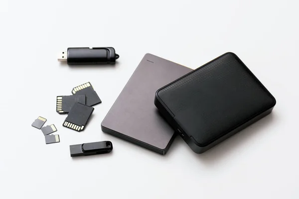 Vários Dispositivos Armazenamento Pendrive Cartões Memória Discos Usb Externos Isolados — Fotografia de Stock