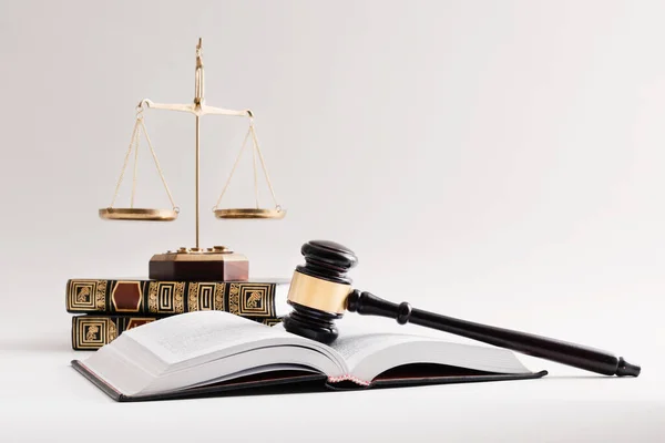 法律概念与木槌和重量秤 律师模板背景 — 图库照片