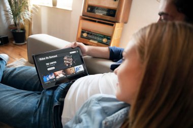 Talep üzerine video, televizyon yayını, multimedya. Tabletli çift