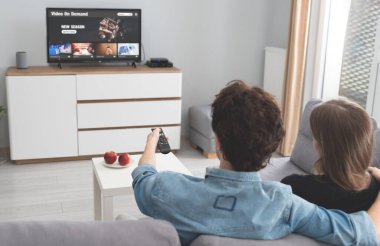Talep üzerine video, televizyon yayını, multimedya. Uzaktan kumanda.