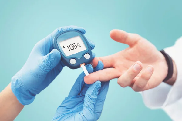 Médecin Effectuant Test Glycémie Clinique Pour Diabètes Traitement Contrôle Diabète — Photo