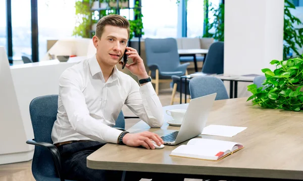 Ofiste Çalışan Bir Adamı Telefonda Konuşan Arka Planda Modern Ofis — Stok fotoğraf