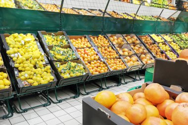 Süpermarkette taze meyve. Alışveriş merkezi