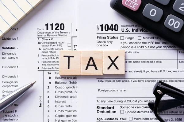 用木制瓷砖做的税词 桌上的美国税单 营业税收入概念 — 图库照片
