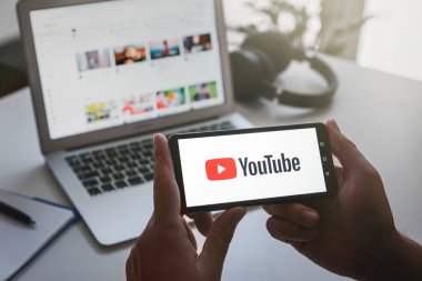 Wroclaw, Polonya - 17 Haziran 2021: YouTube logolu adam tutma aygıtı. YouTube, Google tarafından geliştirilen en popüler video servisidir..