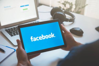 Wroclaw, Polonya - 17 Haziran 2021: Huawei MediaPad T3 tabletinde Facebook uygulaması kullanan adam. Facebook en popüler sosyal medya hizmetidir.