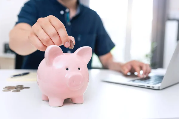 Homme Met Pièce Dans Tirelire Économisant Argent Concept — Photo