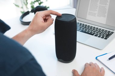 Akıllı hoparlör kullanan. Modern akıllı ev aygıtı, akıllı yardımcı aygıt