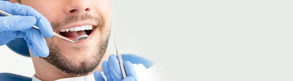 Jovem Dentista Cuidados Dentários Cuidar Dos Dentes Imagem Com Espaço — Fotografia de Stock