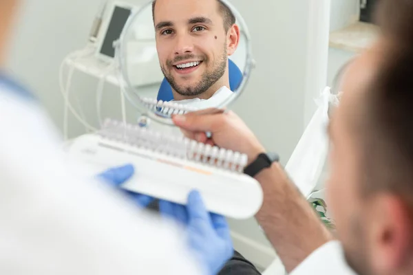 Beau Jeune Homme Clinique Stomatologie Blanchiment Des Dents Sain — Photo