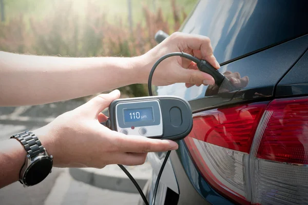 Measuring thickness of the car paint coating with paint thickness gauge