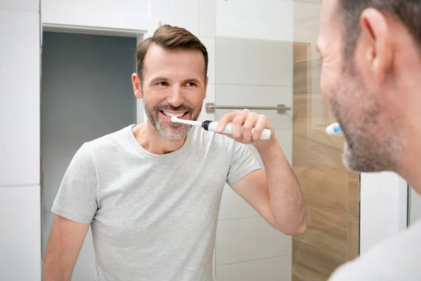 Mannen Borstade Tänderna Badrummet Vita Tänder Och Ett Vackert Leende — Stockfoto