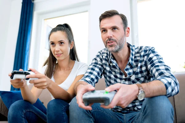 Casal Jogando Jogos Computador Jogando Console Segurando Almofadas Suas Mãos — Fotografia de Stock