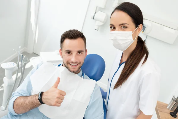 Junger Zahnarzt Und Patient Zeigt Daumen Hoch Gesunde Zähne — Stockfoto