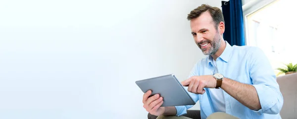 Bonito Homem Negócios Trabalhar Casa Usando Aplicativo Tablet Para Telecomutação — Fotografia de Stock