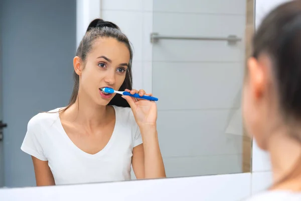Yooung Frau Beim Zähneputzen Spiegel Zahnpflegekonzept — Stockfoto