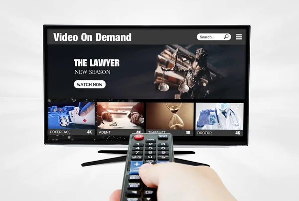 Video Vyžádání Streaming Multimédia Ruka Drží Dálkové Ovládání — Stock fotografie