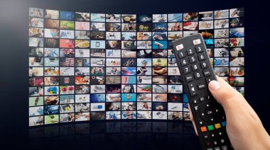 Medya duvarında multimedya video konsepti. TV yayın hizmetleri, talep üzerine video