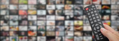Medya duvarında multimedya video konsepti. TV yayın hizmetleri, talep üzerine video