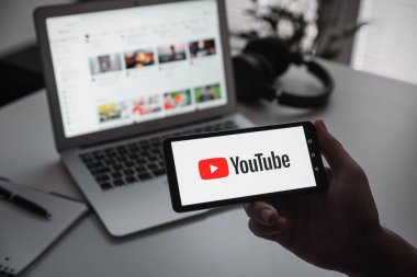 Wroclaw, Polonya - 17 Haziran 2021: YouTube logolu adam tutma aygıtı. YouTube, Google tarafından geliştirilen en popüler video servisidir..