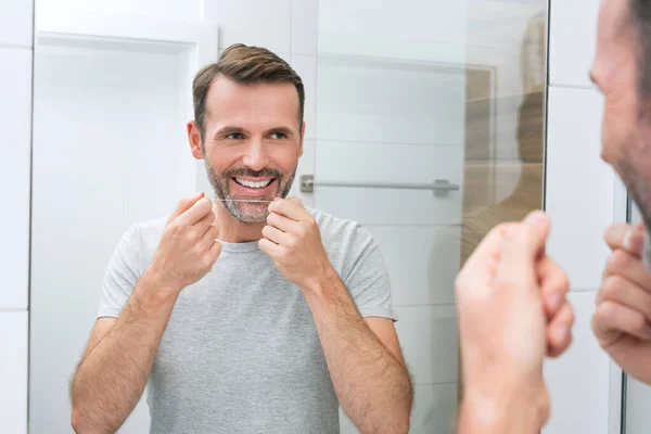 Mannen Som Använder Tandtråd Badrummet Vita Tänder Och Ett Vackert — Stockfoto