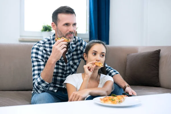 Pizza Yerken Televizyon Izleyen Bir Çift Evde Boş Vakit Geçirmek — Stok fotoğraf