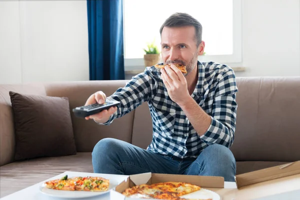 Facet Ogląda Telewizję Jedząc Pizzę Spędzanie Wolnego Czasu Domu — Zdjęcie stockowe