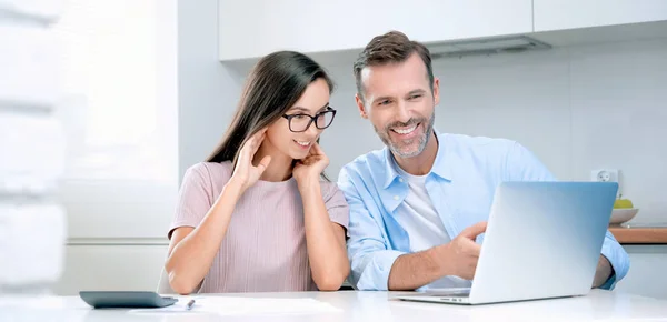 Pareja Joven Calculando Dinero Casa Revisión Financiera Concepto Presupuesto Interno —  Fotos de Stock