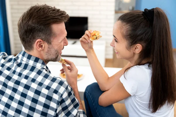 Pizza Yerken Televizyon Izleyen Bir Çift Evde Boş Vakit Geçirmek — Stok fotoğraf