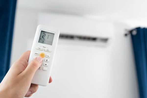 Justera Temperaturen Luftkonditioneringen Med Fjärrkontroll Luftkonditioneringssystem — Stockfoto