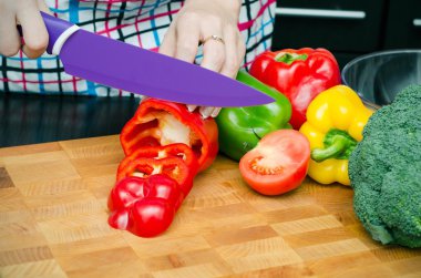 yemek hazırlama, biber dilimler halinde kesilmiş