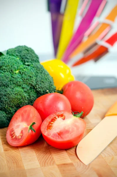 Légumes frais sur une planche à découper dans la cuisine — Photo
