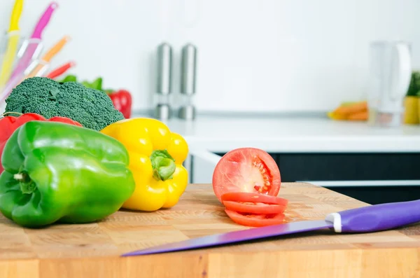 Verse groenten op een snijplank in de keuken — Stockfoto